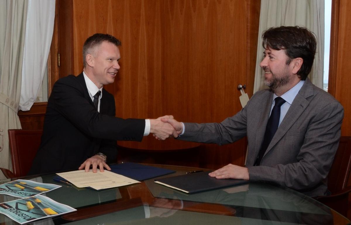 Signing an agreement with Carlos Alonso, President of Tenerife Island Council