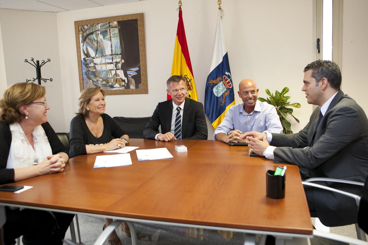 Signing an agreement with ITC president Francisca Luengo